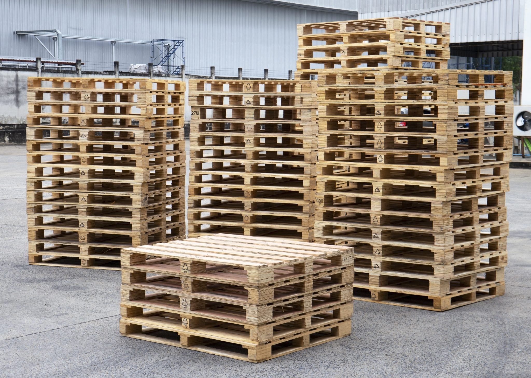 Stack wooden pallets for industrial and shipment transport - Useful DIY ...