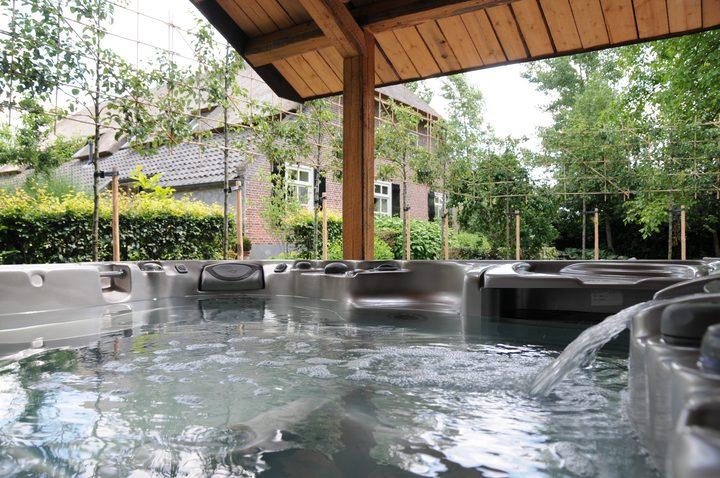 Jacuzzi large outdoor space 