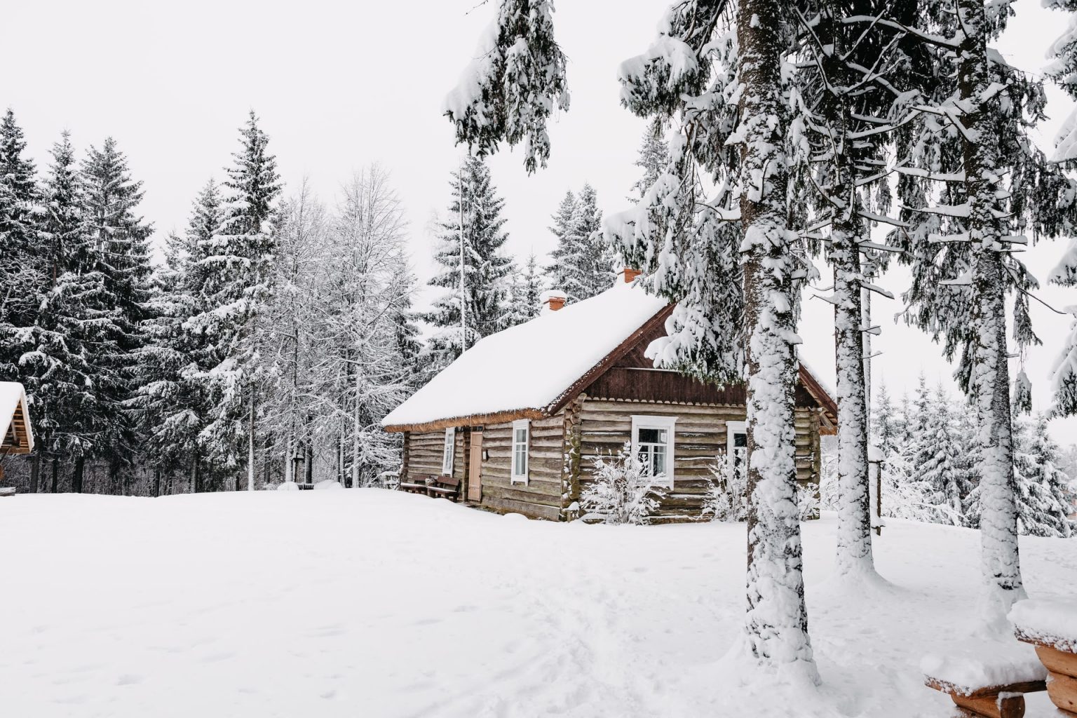 6 Distinct Advantages of Living in a Log Cabin Home