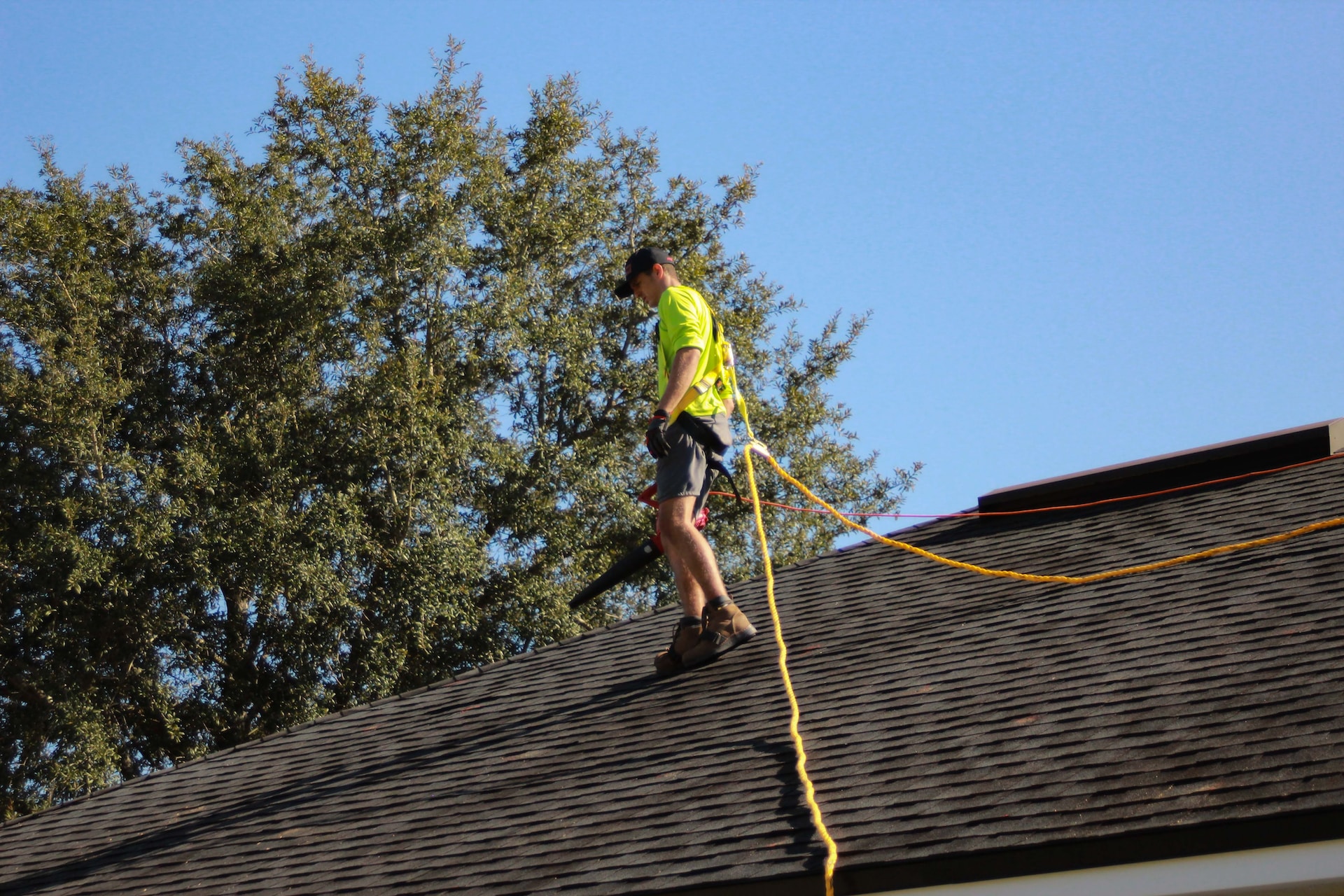 Roof fall. Девушка кровельщик.